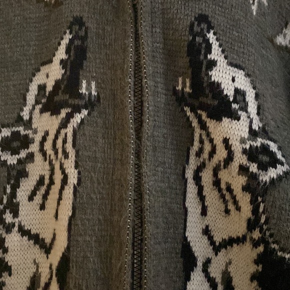 Wolf sweater jacket with hood size xl - Picture 2 of 6